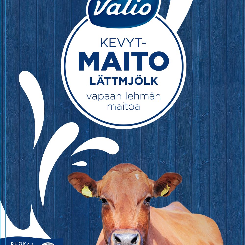 Kuvattu tarra, jossa näkyy ruskea lehmä ja taustalla puuseinä ja teksti Valio Kevytmaito, vapaan lehmän maitoa.